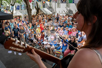 Familien vor der Stiftungsbühne zum Lindenblütenfest