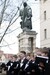 Der Stadtsingechor vor dem Francke-Denkmal