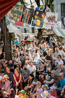 Familien vor der Stiftungsbühne zum Lindenblütenfest