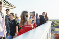 Besucher:innen auf dem Altan des Waisenhauses