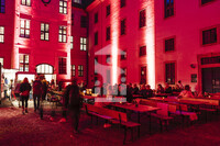 Besucher:innen im Gartenlokal zur Museumsnacht 2025
