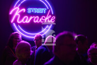 Besucher:innen in der Station Streit-Karaoke in der Jahresausstellung Streit