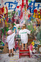Kinder malen auf großer Leinwand zum Lindenblütenfest