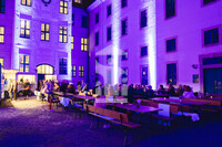 Besucher:innen im Gartenlokal zur Museumsnacht 2025