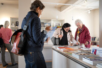 Besucher:innen im neu eröffneten Museumsshop zur Francke-Feier 2025