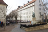 Besucher:innen sitzen zur Gedenkstunde im Lindenhof