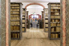 Besucher:innen in der Kulissenbibliothek