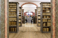 Besucher:innen in der Kulissenbibliothek