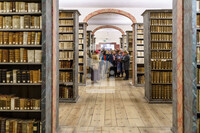 Besucher:innen in der Kulissenbibliothek
