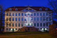 Historisches Waisenhaus am Abend
