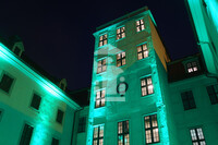 Illuminierter Uhrenturm auf der Rückseite des Waisenhauses