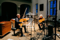 Zwei Mitglieder der Lautten Compagney musizieren im Freylinghausen-Saal