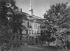 Vorderansicht der Roten Schule. 1992