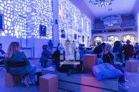 Besucher:innen im illuminierten Freylinghausen-Saal zur Museumsnacht 2025