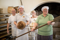 Brotbacken im Historischen Holzbackofen