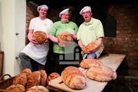 Brotbacken im Historischen Holzbackofen