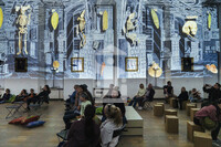 Besucher:innen im illuminierten Freylinghausen-Saal zur Museumsnacht 2025