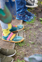 Kinderfüße am Beetrand
