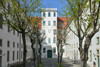 Der Lindenhof mit der Rückseite des Historischen Waisenhauses