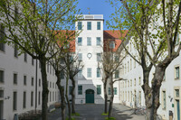 Der Lindenhof mit der Rückseite des Historischen Waisenhauses