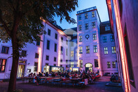 Besucher:innen im Lindenhof zur Museumsnacht 2025
