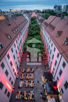 Der illuminierte Lindenhof von oben