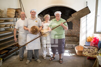 Brotbacken im Historischen Holzbackofen