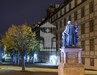 Das Francke-Denkmal bei Nacht