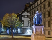 Das Francke-Denkmal bei Nacht