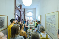 Besucher:innen zum Tag des offenen Denkmals vor der Kulissenbibliothek