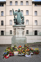 Blumen am Francke-Denkmal zur Francke-Feier 2025